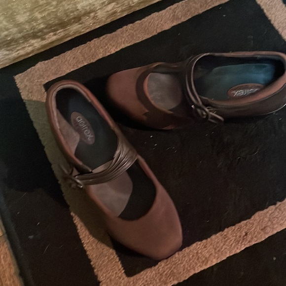 Ladies Brown size 6 super cute comfy stretchy material shoe - Picture 2 of 8